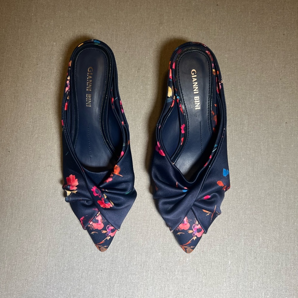 Gianni Bini navy colored mule with floral detail. Size 6, never worn.